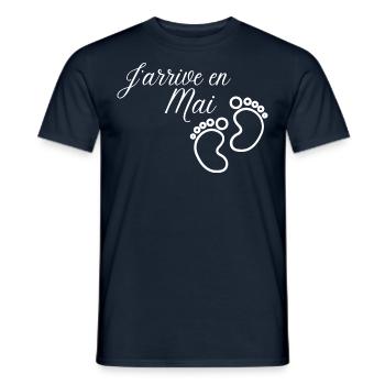 J' arrive en Mai annonce naissance futur bébé - T-shirt homme - marine - Devant - AI Model Male 178 light (178cm)