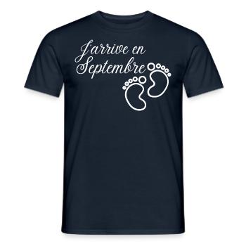 J' arrive en Septembre cadeau naissance futur bébé - T-shirt homme - marine - Devant - AI Model Male 178 light (178cm)