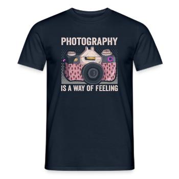 La photographie est une façon de ressentir le photographe - T-shirt homme - marine - Devant - AI Model Male 178 light (178cm)