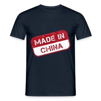 Made in China Briefmarke, um die Globalisierung anzuprangern - Männer T-Shirt - Navy - Vorne - AI Model Male 178 light (178cm)