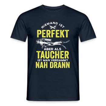 Niemand ist perfekt aber als Taucher ziemlich nah - Männer T-Shirt - Navy - Vorne - AI Model Male 178 light (178cm)