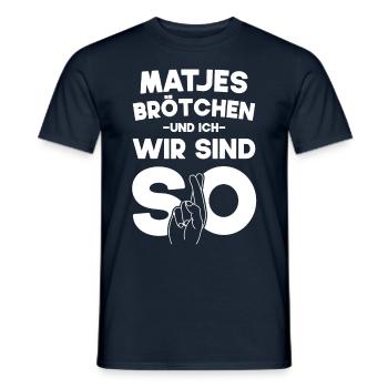 Matjesbrötchen Und Ich Wir Sind So - Männer T-Shirt - Navy - Vorne - AI Model Male 178 light (178cm)
