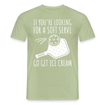 Soft Serve Pickleball - Männer T-Shirt - Sage - Vorne - AI Model Male 178 light (178cm)