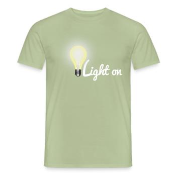 Lumière à l’ampoule - T-shirt homme - vert sauge - Devant - AI Model Male 178 light (178cm)