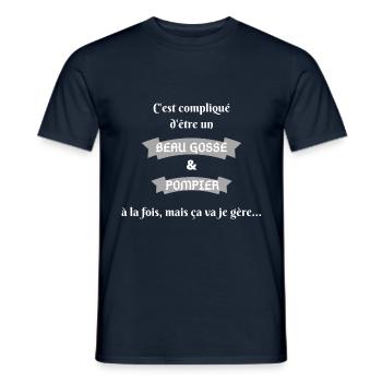 C est complique d être un beau gosse et pompier - T-shirt homme - marine - Devant - AI Model Male 178 light (178cm)