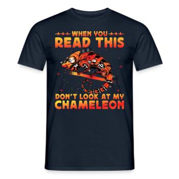 When you read this don't look at my Chameleon - Männer T-Shirt - Navy - Vorne - AI Model Male 178 light (178cm)