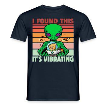 I found this it's vibrating Alien - Männer T-Shirt - Navy - Vorne - AI Model Male 178 light (178cm)