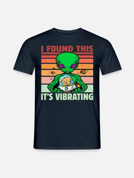 I found this it's vibrating Alien - Männer T-Shirt - Navy