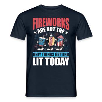 Les feux d’artifice ne sont pas les seules choses allumées - T-shirt homme - marine - Devant - AI Model Male 178 light (178cm)
