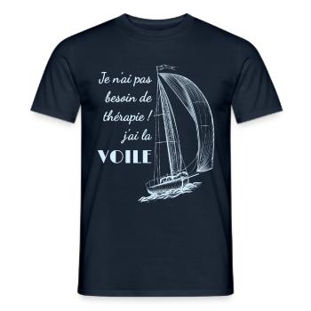 Pas besoin de thérapie, j'ai la Voile - T-shirt homme - marine - Devant - AI Model Male 178 light (178cm)