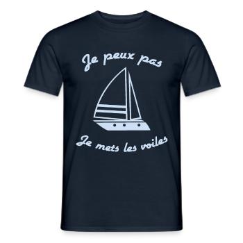 Je Peux Pas, Je Mets les Voiles Retraité - T-shirt homme - marine - Devant - AI Model Male 178 light (178cm)