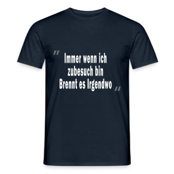 Immer wenn ich zu besuch bin Brennt es Irgendwo - Männer T-Shirt - Navy - Vorne - AI Model Male 178 light (178cm)