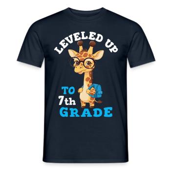 In die 7. Klasse hochgestuft - Lustige Giraffe - Männer T-Shirt - Navy - Vorne - AI Model Male 178 light (178cm)