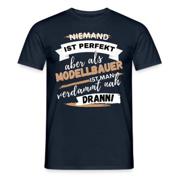 Niemand ist perfekt aber als Modellbauer... - Männer T-Shirt - Navy - Vorne - AI Model Male 178 light (178cm)