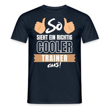 So sieht ein richtig cooler Trainer aus - Coach - Männer T-Shirt - Navy - Vorne - AI Model Male 178 light (178cm)