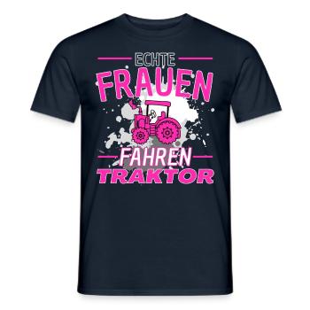 ECHTE FRAUEN FAHREN TRAKTOR! TRAKTOR TREKKER - Männer T-Shirt - Navy - Vorne - AI Model Male 178 light (178cm)
