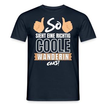 SO SIEHT EINE COOLE WANDERIN AUS! WANDERN & - Männer T-Shirt - Navy - Vorne - AI Model Male 178 light (178cm)