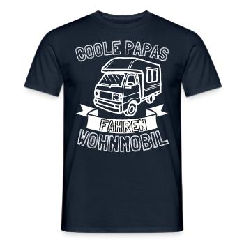 COOLE PAPAS FAHREN WOHNMOBIL! VATER PAPA CAMPER - Männer T-Shirt - Navy - Vorne - AI Model Male 178 light (178cm)