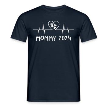 Mommy 2024 Heartbeat - La naissance de Maman Maman Mami - T-shirt homme - marine - Devant - AI Model Male 178 light (178cm)