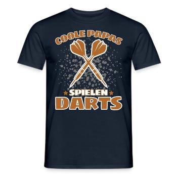 COOLE PAPAS SPIELEN DARTS! Dart Dartspieler Papa - Männer T-Shirt - Navy - Vorne - AI Model Male 178 light (178cm)