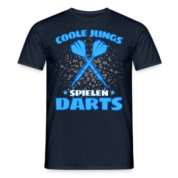 COOLE JUNGS SPIELEN DARTS! Dart Dartspieler Darts - Männer T-Shirt - Navy - Vorne - AI Model Male 178 light (178cm)