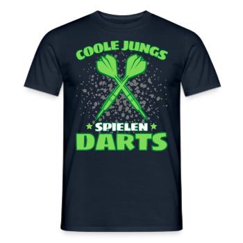 COOLE JUNGS SPIELEN DARTS! Dart Dartspieler Darts - Männer T-Shirt - Navy - Vorne - AI Model Male 178 light (178cm)