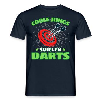 COOLE JUNGS SPIELEN DARTS! Dart Dartspieler Darts - Männer T-Shirt - Navy - Vorne - AI Model Male 178 light (178cm)