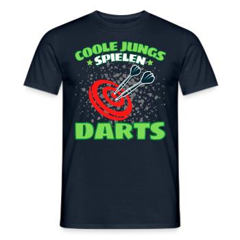 COOLE JUNGS SPIELEN DARTS! Dart Dartspieler Darts - Männer T-Shirt - Navy - Vorne - AI Model Male 178 light (178cm)