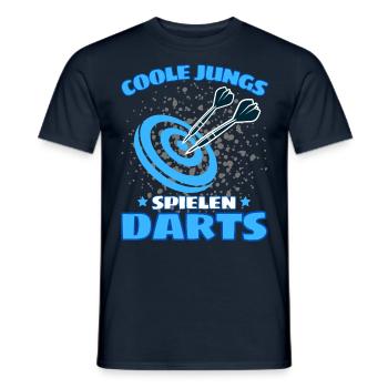 COOLE JUNGS SPIELEN DARTS! Dart Dartspieler Darts - Männer T-Shirt - Navy - Vorne - AI Model Male 178 light (178cm)