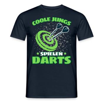 COOLE JUNGS SPIELEN DARTS! Dart Dartspieler Darts - Männer T-Shirt - Navy - Vorne - AI Model Male 178 light (178cm)
