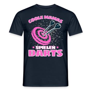 COOLE MAMAS SPIELEN DARTS! Dart Dartspieler Mama - Männer T-Shirt - Navy - Vorne - AI Model Male 178 light (178cm)