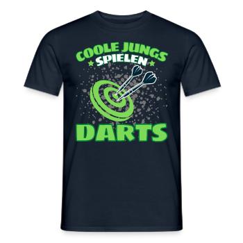 COOLE JUNGS SPIELEN DARTS! Dart Dartspieler Darts - Männer T-Shirt - Navy - Vorne - AI Model Male 178 light (178cm)
