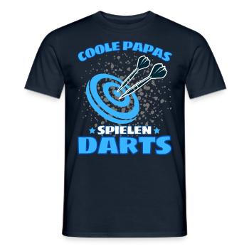 COOLE PAPAS SPIELEN DARTS! Dart Dartspieler Papa - Männer T-Shirt - Navy - Vorne - AI Model Male 178 light (178cm)
