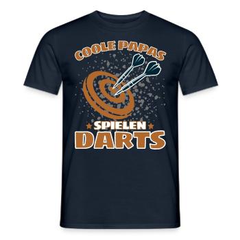COOLE PAPAS SPIELEN DARTS! Dart Dartspieler Papa - Männer T-Shirt - Navy - Vorne - AI Model Male 178 light (178cm)