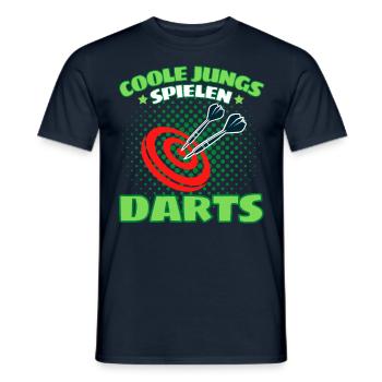 COOLE JUNGS SPIELEN DARTS! Dart Dartspieler Darts - Männer T-Shirt - Navy - Vorne - AI Model Male 178 light (178cm)