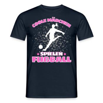 COOLE MÄDCHEN SPIELEN FUßBALL! Fussball Spruch - Männer T-Shirt - Navy - Vorne - AI Model Male 178 light (178cm)