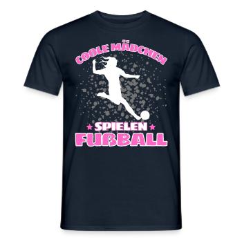 COOLE MÄDCHEN SPIELEN FUßBALL! Fussball Spruch - Männer T-Shirt - Navy - Vorne - AI Model Male 178 light (178cm)