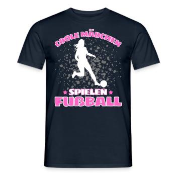 COOLE MÄDCHEN SPIELEN FUßBALL! Fussball Spruch - Männer T-Shirt - Navy - Vorne - AI Model Male 178 light (178cm)