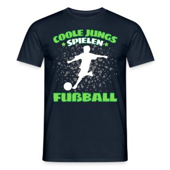 COOLE JUNGS SPIELEN FUßBALL! Fussball Fussballer - Männer T-Shirt - Navy - Vorne - AI Model Male 178 light (178cm)