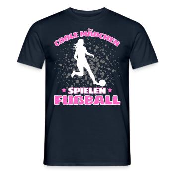 COOLE MÄDCHEN SPIELEN FUßBALL! Fussball Spruch - Männer T-Shirt - Navy - Vorne - AI Model Male 178 light (178cm)