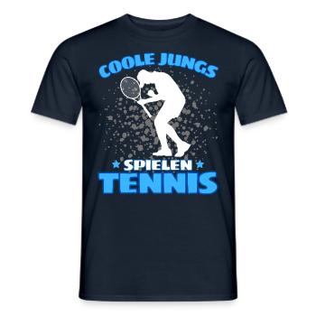 COOLE JUNGS SPIELEN TENNIS Das Lustige - Männer T-Shirt - Navy - Vorne - AI Model Male 178 light (178cm)