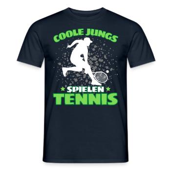 COOLE JUNGS SPIELEN TENNIS Das Lustige - Männer T-Shirt - Navy - Vorne - AI Model Male 178 light (178cm)