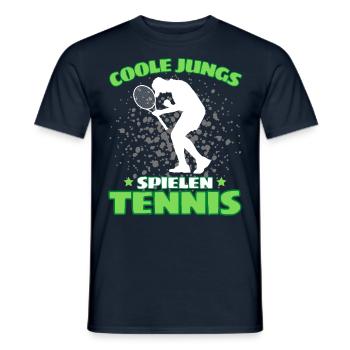 COOLE JUNGS SPIELEN TENNIS Das Lustige - Männer T-Shirt - Navy - Vorne - AI Model Male 178 light (178cm)