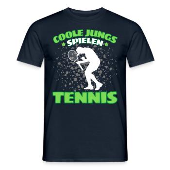COOLE JUNGS SPIELEN TENNIS Das Lustige - Männer T-Shirt - Navy - Vorne - AI Model Male 178 light (178cm)