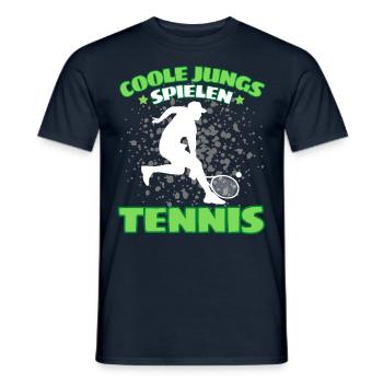 COOLE JUNGS SPIELEN TENNIS Das Lustige - Männer T-Shirt - Navy - Vorne - AI Model Male 178 light (178cm)