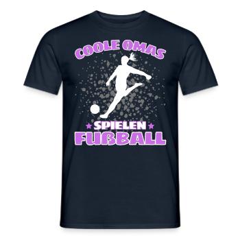COOLE OMAS SPIELEN FUßBALL! Oma Fussball Spruch - Männer T-Shirt - Navy - Vorne - AI Model Male 178 light (178cm)
