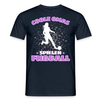 COOLE OMAS SPIELEN FUßBALL! Oma Fussball Spruch - Männer T-Shirt - Navy - Vorne - AI Model Male 178 light (178cm)