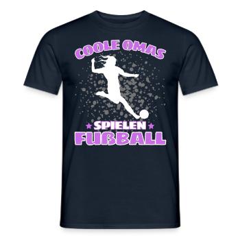 COOLE OMAS SPIELEN FUßBALL! Oma Fussball Spruch - Männer T-Shirt - Navy - Vorne - AI Model Male 178 light (178cm)