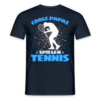 COOLE PAPAS SPIELEN TENNIS Das Lustige - Männer T-Shirt - Navy - Vorne - AI Model Male 178 light (178cm)