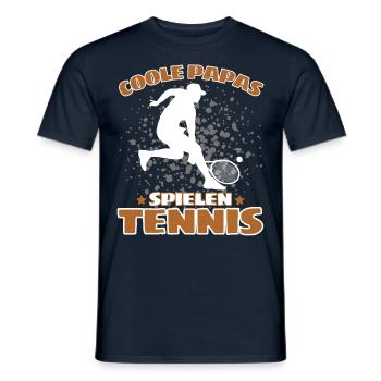 COOLE PAPAS SPIELEN TENNIS Das Lustige - Männer T-Shirt - Navy - Vorne - AI Model Male 178 light (178cm)